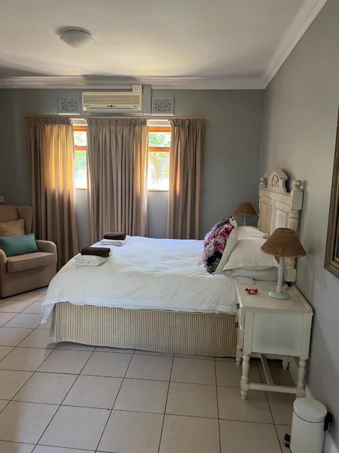 The Vic 1906 Self Catering Units Apartment Монтегю Екстериор снимка